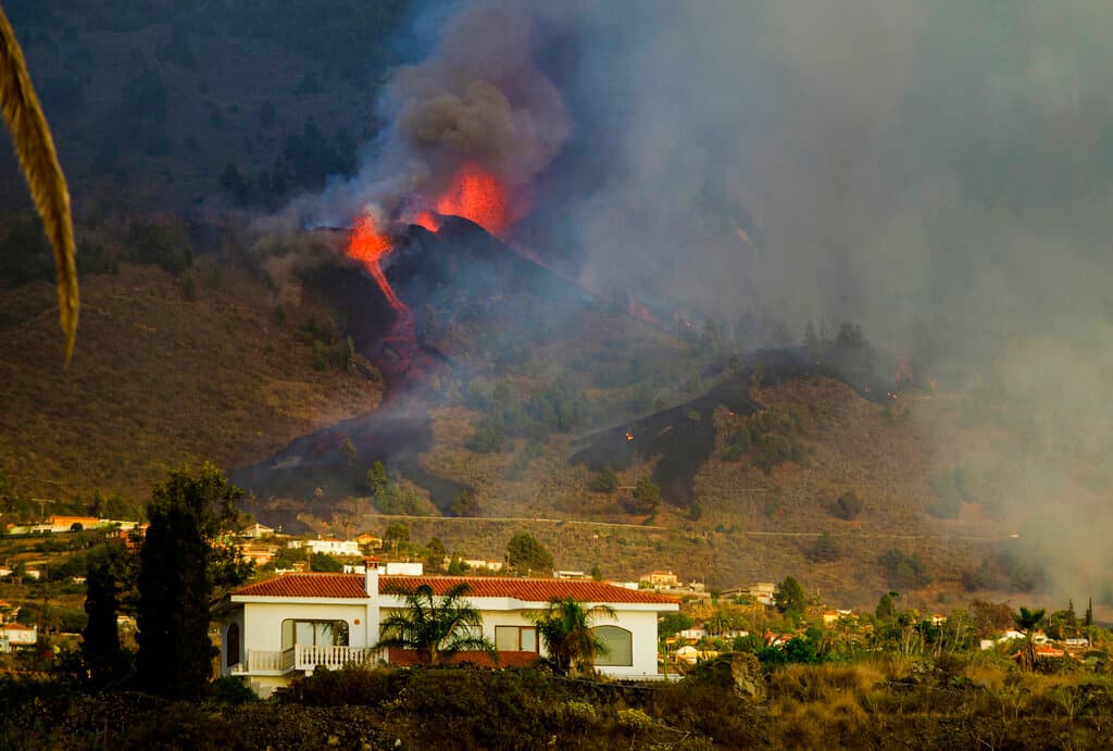 Las autoridades ya estaban en alerta porque se había incrementado notablemente 
<b>la actividad sísmica </b>desde el 11 de septiembre. 
<a href="https://twitter.com/involcan/status/1439683225476124677" target="_blank">El Instituto Volcanológico de Canarias</a> tiene un equipo sobre el terreno reportando esta erupción desde el comienzo. 
<br>