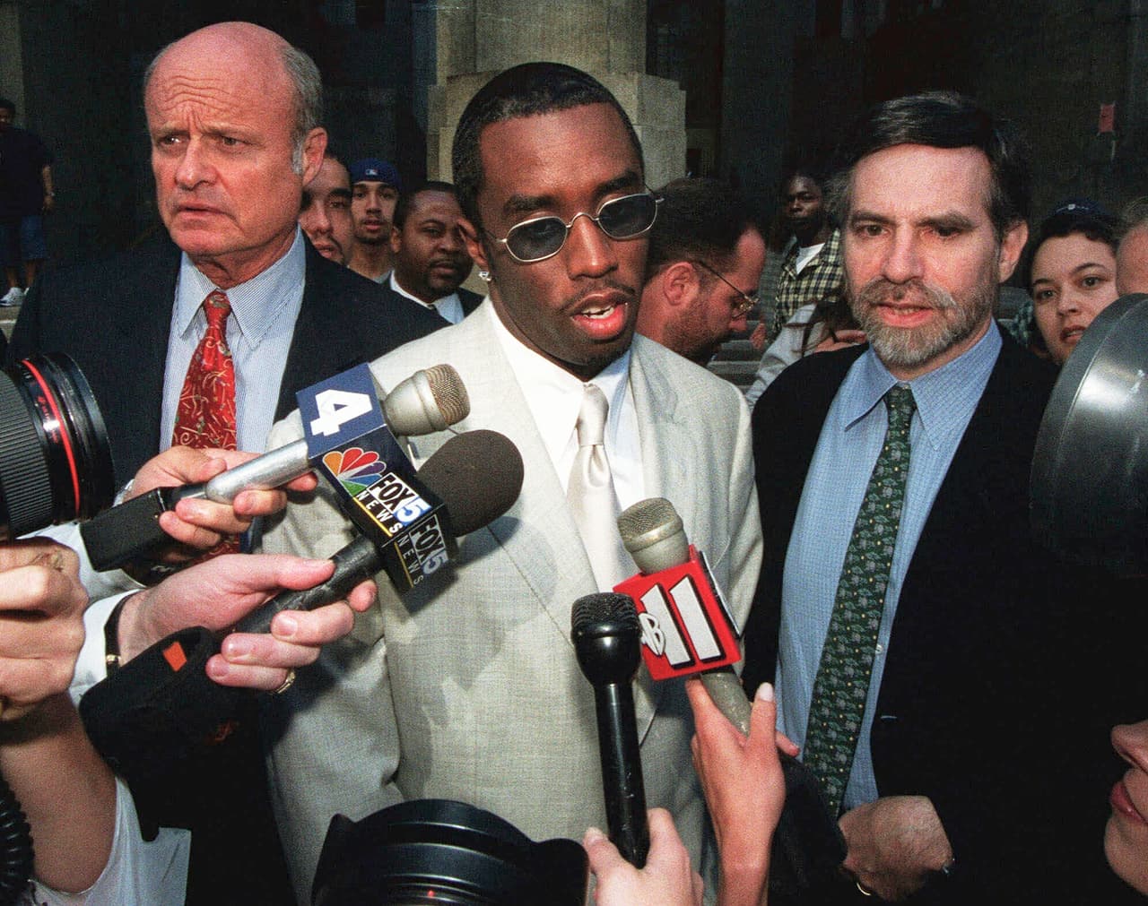 <h2 class="cms-H2-H2">Nunca aceptó su culpa</h2>
<br>
<br>El 1991, 
<b>nueve jóvenes </b>que se encontraban en un evento en el gimnasio del City College en Nueva York 
<b>murieron aplastados</b> en una escalera abarrotada.
<br>
<br>El promotor de esa actividad fue Sean Combs, quien entonces tenía 22 años.
<br>
<br>Un informe de la policía atribuyó parte de la responsabilidad de la tragedia a la mala planificación del evento.
<br>
<br>Las familias interpusieron 
<b>demandas por homicidio culposo</b>, pero Combs no aceptó la responsabilidad.