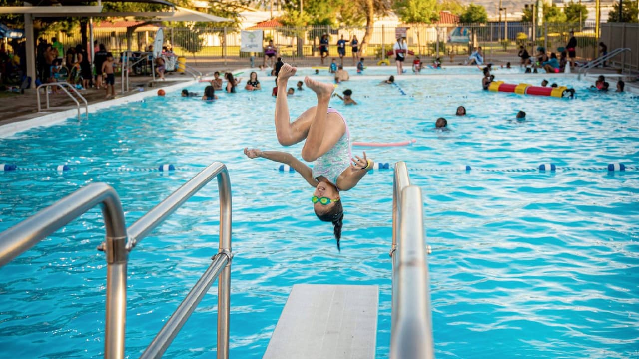 <b>Starlight Pool</b>
<br>Abierto de lunes a jueves, sábados y domingos de 12 p.m. a 6 p.m. Viernes cerrado. 
<a href="https://goo.gl/maps/c37oQcQrG632" target="_blank">7810 W. Osborn Road.</a> Teléfono: 602-495-2412. Niños gratis. Adultos $3.