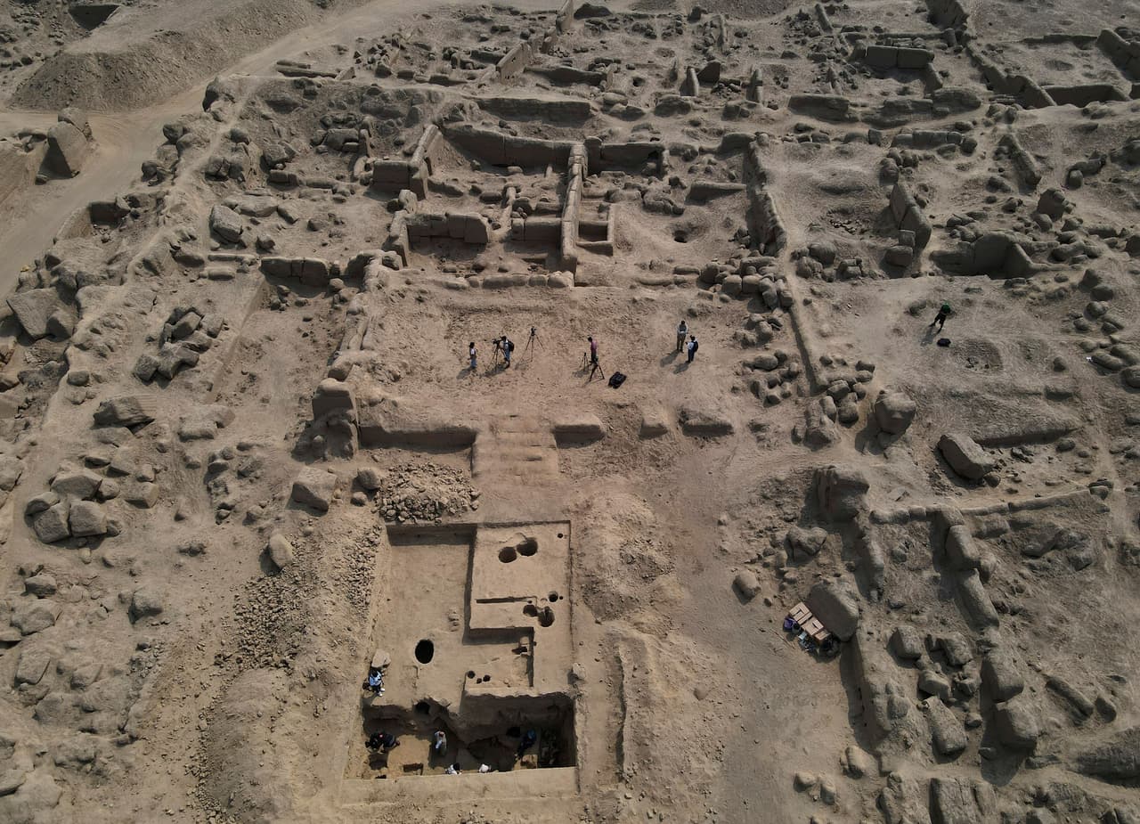 Hace un milenio la zona ahora conocida como Cajamarquilla era un centro comercial clave anterior a los Incas. Allí vivían personas de diversas etnias y estaba en un camino que conectaba los Andes con centros poblados de la costa del Pacífico. 
<br>
<br>Tiene calles, plazas, laberintos y graneros donde se cree que se desarrollaron diversas actividades ceremoniales y administrativas. En la actualidad la zona está rodeada de barriadas y fábricas.
<br>