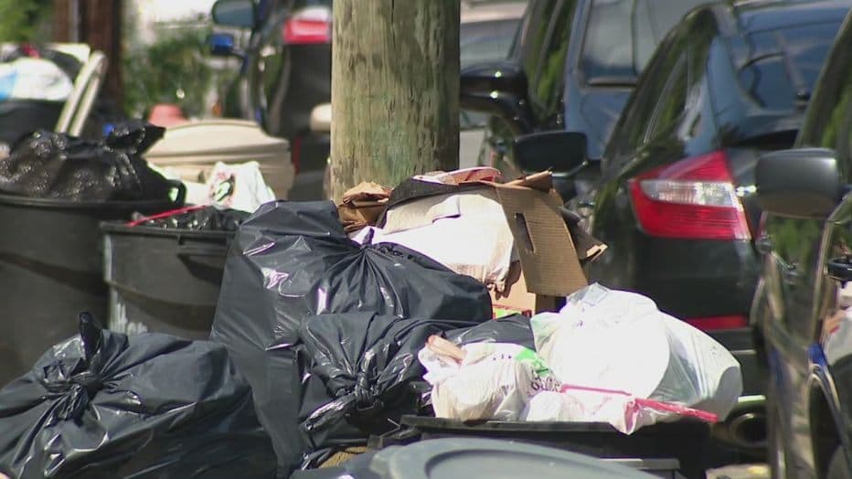 <b>Utilice su triturador de basura </b>
<br>Después del compostaje, la siguiente mejor manera de deshacerse de los restos de comida es tirarlos a la basura. En 2013, la ciudad abrió una instalación de cogeneración de biogás que transforma la materia orgánica (por ejemplo, las cáscaras de manzana y el pan mohoso) en gas natural mediante un proceso químico frío. Simplemente no agregue su café molido, dice Nic Esposito, director de basura y cero desperdicios de Filadelfia. Se les considera "NIEBLA" (grasas, aceites, grasas) y pueden obstruir el sistema de agua, causando un costoso dolor de cabeza para la ciudad.
<br>
