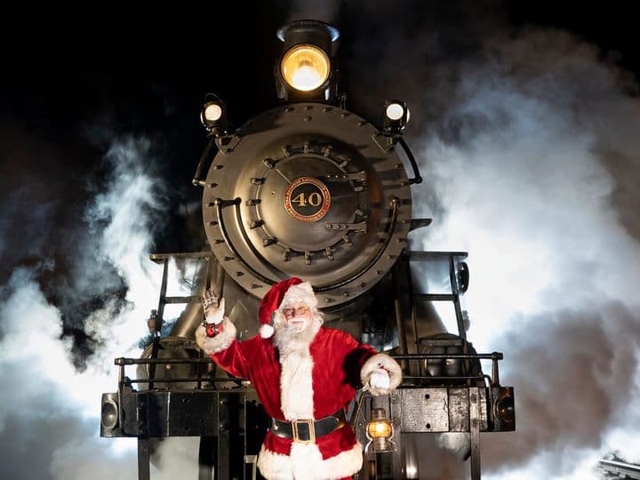 Papá Noel y la Sra. Claus te dan la bienvenida al salir de la estación New Hope para un viaje en tren North Pole Express a través de la histórica campiña del condado de Buck en el camino hacia el “Polo Norte”.
