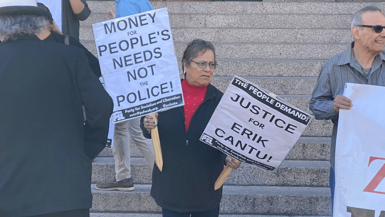 Afuera del Palacio de Justicia del Condado de Bexar, manifestantes acudieron con mantas en búsqueda de justicia para Erik Cantú, quien tiene 17 años, y condenaron las acciones del oficial James Brennand.