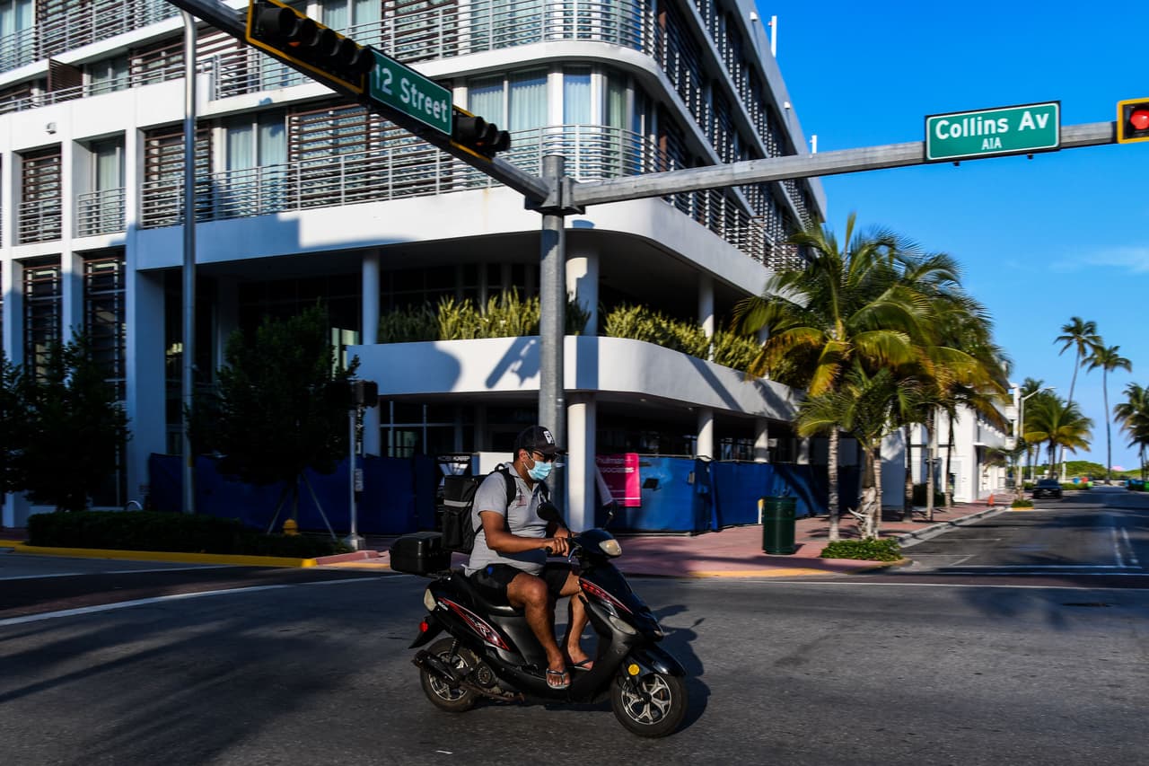 En esta calle solo se observa un hombre en su scooter, llevando un domicilio. Las pérdidas económicas para la industria del turismo y diversión son incalculables, y la oficina del desempleo cada vez recibe más reclamos.