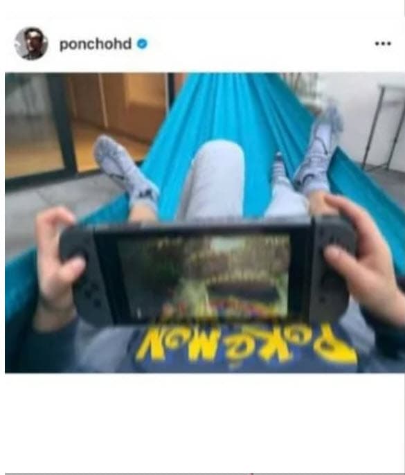 Se trata de esta foto en la que se observan un par de 
<b>piernas reposando sobre la hamaca azul </b>y el actor jugando un videojuego. Al fondo, se nota la gran puerta de vidrio que sirve de acceso a la terraza. 
<br>