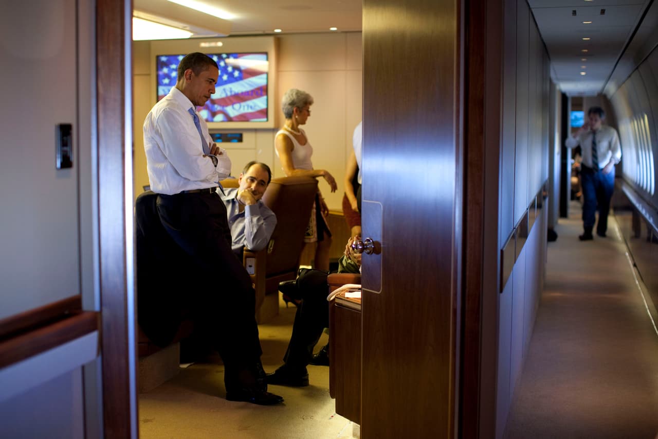 El último 747 que transporte pasajeros en el mundo podría terminar siendo el más conocido de todos, el Air Force One, que transporta al presidente de los Estados Unidos. En la fotografía Barack Obama dentro del 747, en 2009. 
<a href="https://www.univision.com/noticias/politica/en-fotos-el-avion-que-transporta-a-la-persona-mas-poderosa-del-mundo-fotos"><u>Vea aquí la fotos icónicas del Air Force One, un testigo alado de los presidentes de EEUU</u></a>
<br>