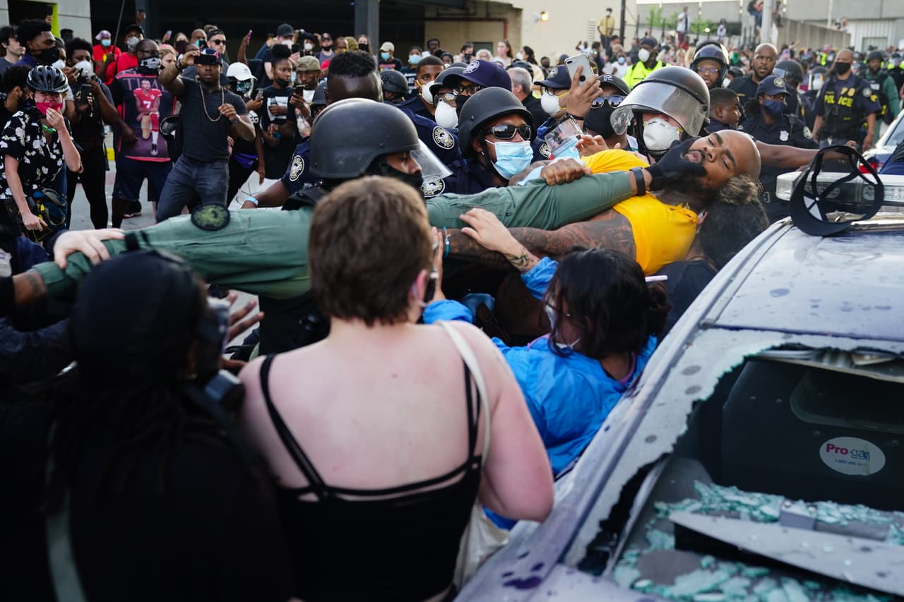 Los agentes de policía luchan con los manifestantes el 29 de mayo de 2020 en Atlanta, Georgia.