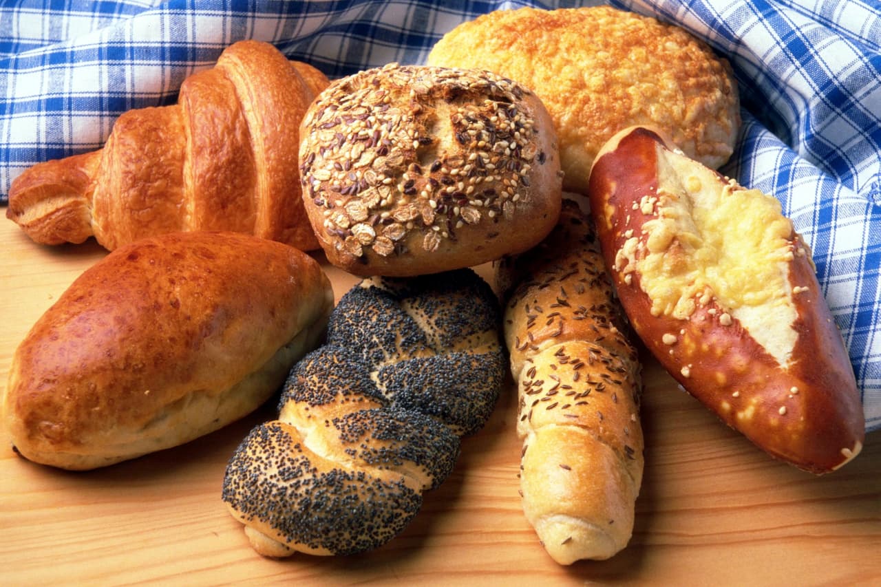 <b>Aléjate de la cestita del pan. </b>En muchos restaurantes colocan una cesta de pan sobre la mesa antes de que llegue la comida, a menudo acompañada de mantequilla. Si tienes hambre, empiezas a pellizcar migas de pan hasta que terminas el panecillo. Son 100 o más calorías que te podrías haber ahorrado.