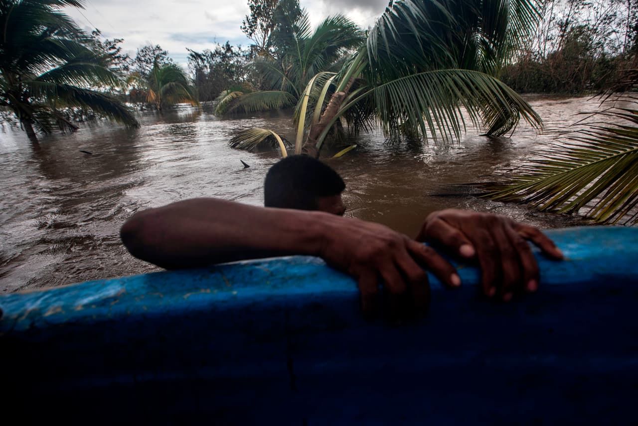 Antes de tocar tierra en Nicaragua, 
<a href="https://www.univision.com/noticias/fenomenos-naturales/la-destruccion-que-dejo-iota-en-las-islas-de-san-andres-y-providencia-fotos-fotos">Iota barrió la pequeña isla colombiana de Providencia</a>, a 155 millas de la costa nicaragüense. Allí dejó al menos dos muertos. En la foto, un hombre impulsa una canoa en un área inundada por el río Wawa Boom en Bilwi, Puerto Cabezas, el 18 de noviembre.