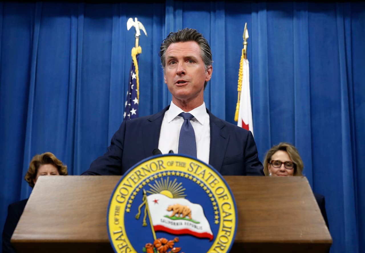 El gobernador de California condena el reglamento de Trump que define quién es una carga pública