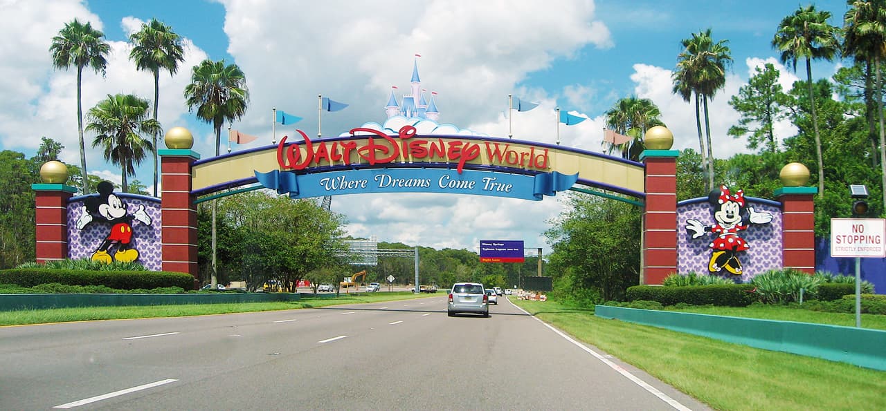 <b>Disney World.</b>
<br>
<br>En 2018 esta empresa llegó a un acuerdo con un grupo de sindicatos para aumentar su salario mínimo a 15 la hora, 
<a href="https://money.com/walt-disney-world-minimum-wage-contract/"><u>una meta que se alcanzará en 2021</u></a> según Money. 
<br>
<br>
<a href="https://www.univision.com/noticias/dinero/ricos-multimillonarios-revista-forbes-pandemia-2021-fotos"><u>Vea aquí a las personas más adineradas del mundo en 2021</u></a>
<br>