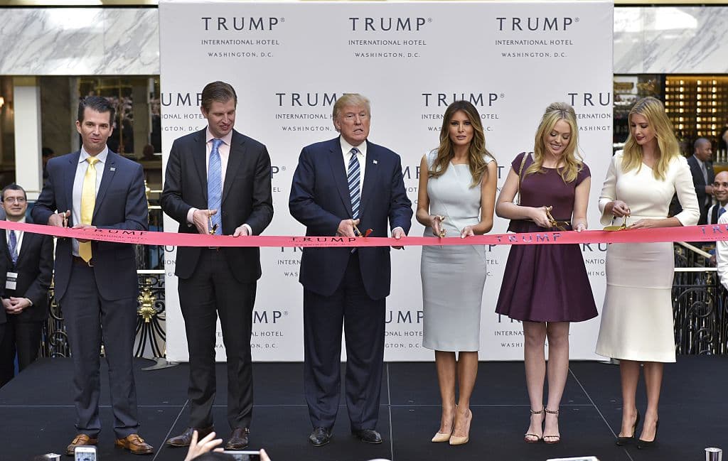 Trump hace pausa de negocios para inaugurar su hotel en Washington
