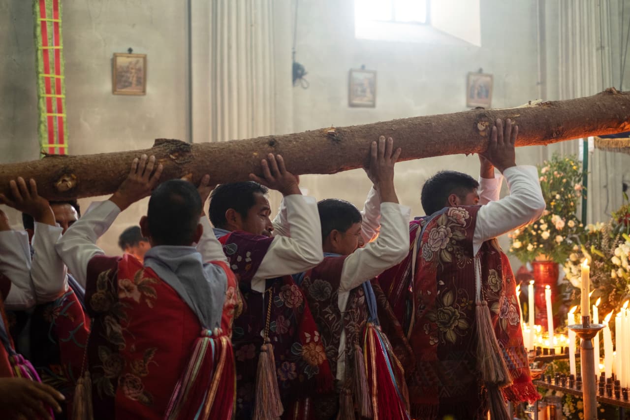 Hombres indígenas tzotziles se preparan para participar en una procesión de Semana Santa, en la iglesia San Lorenzo Mártir en Zinacantán, estado de Chiapas, México, el Viernes Santo, 18 de abril de 2025. 
<br>