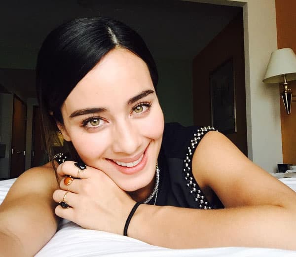 La actriz de 32 años y 
<a href="https://www.univision.com/famosos/esmeralda-pimentel-novio-sola-osvaldo-benavides-fotos">expareja de Osvaldo Benavides</a> añadió: “Yo decidí empezar a mostrar un poco más de quien soy y de estas cosas que siempre la sociedad ha dictado que son feas o que te tienen que dar vergüenza”.