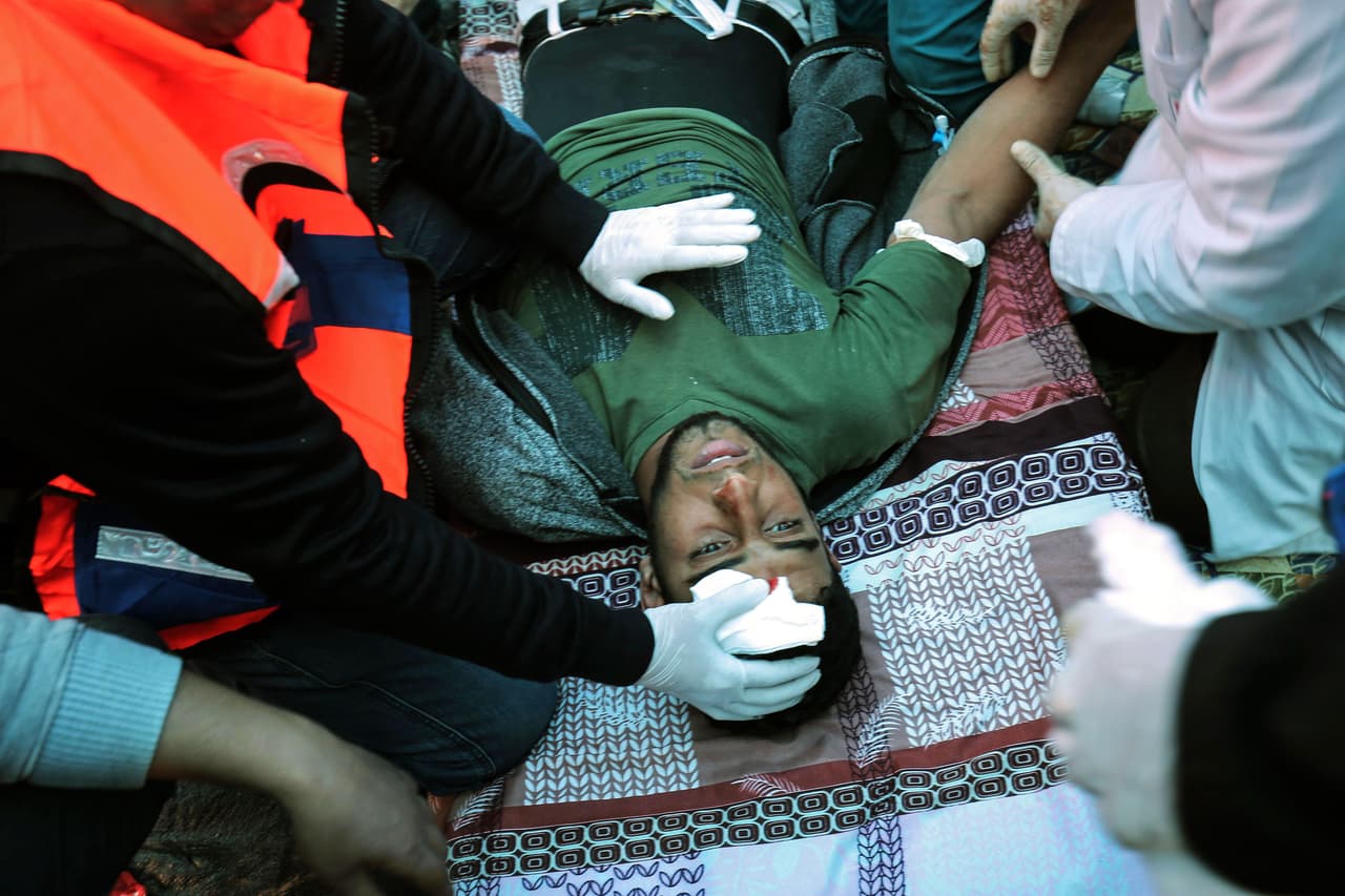 Un centenar de tiradores israelíes apostados en el otro lado de la frontera controló durante toda la jornada que los miles de palestinos que se manifestaban no se acercasen a la zona prohibida. Para evitarlo, emplearon gas lacrimógeno y otros medios de dispersión de masas, y también munición real.