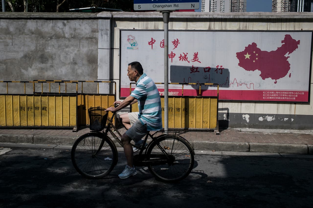 Luego de un énfasis en los autos, China está revalorizando el ciclismo. Aquí, un hombre usa su bicicleta en Shanghái.