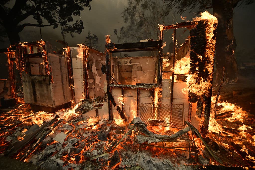<b><a href="https://www.univision.com/local/los-angeles-kmex/todo-esta-destruido-impactante-relato-de-un-hispano-que-lo-perdio-todo-en-el-incendio-en-altadena-video" target="_blank">Más de 1,000 estructuras fueron consumidas por el incendio Eaton</a></b>, que se originó pasadas las 10:00 de la noche del martes 7 de enero, mientras los bomberos de Los Ángeles combatían 
<b><a href="https://www.univision.com/local/los-angeles-kmex/camara-capto-la-intensa-actividad-del-incendio-palisades-video" target="_blank">el incendio Palisades</a></b>, reportado horas antes.