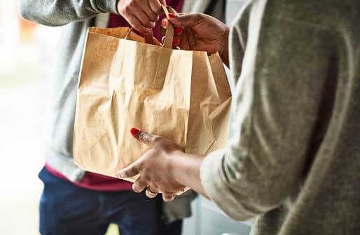 <b>Entrega de alcohol: </b>Los restaurantes, las barras o negocios con un permiso pueden entregar alcohol con alimentos a los hogares u otros lugares.