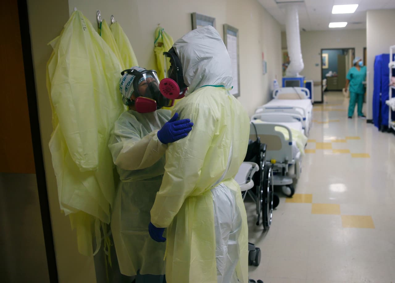 Personal médico habla mientras atienden a pacientes de covid-19 en el hospital DHR Health, en McAllen, Texas, en el condado de Hidalgo, donde el 90% de la población es de origen hispano.