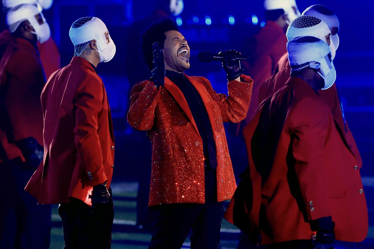 Para este evento, The Weeknd dejó de lucir
<b> los vendajes</b> en su cara, pero su cuerpo de baile sí los usó.
