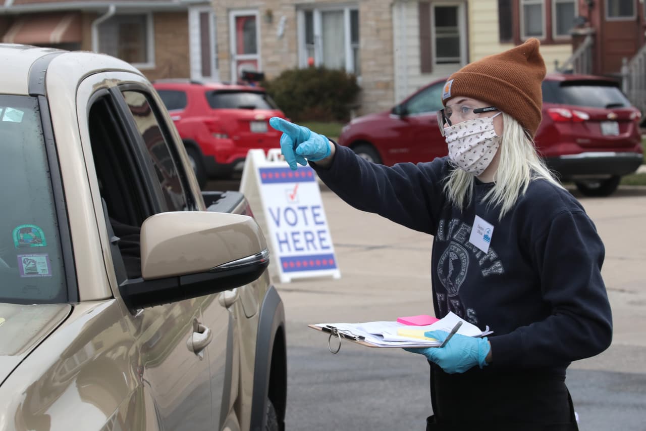 Un funcionario electoral recibe a un votante en Racine. El caos en Wisconsin, un estado disputado para las elecciones generales, resalta la magnitud a la que el coronavirus ha afectado la política en pleno año electoral.
<br>