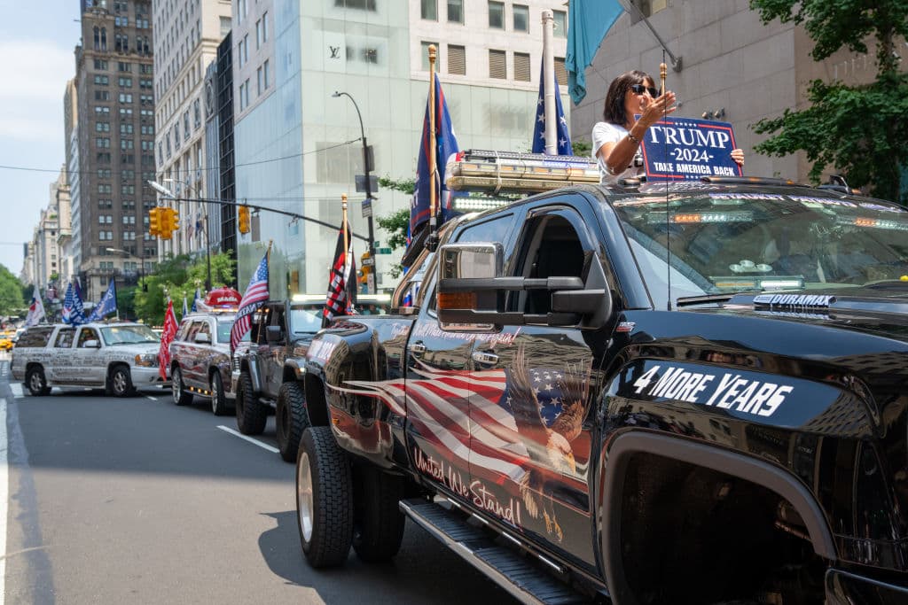 Poco antes del mediodía de este domingo 14 de julio, una caravana compuesta por decenas de automovilistas llegó hasta el 
<b>725 de la Quinta Avenida</b> en la ciudad de Nueva York para expresar apoyo al 
<b>expresidente de los Estados Unidos, Donald Trump</b>. El empresario y político republicano fue blanco de 
<b><a href="https://www.univision.com/local/philadelphia-wuvp/noticias/elecciones-en-estados-unidos-2024/en-vivo-ultimas-noticias-trump-el-expresidente-se-encuentra-bien-tras-ser-evacuado-de-emergencia-de-un-mitin-al-escucharse-detonaciones" target="_blank">un atentado a disparos el sábado 13</a></b>, pasadas las 6:00 p.m. (hora del Este), durante su participación en un mitin de campaña en 
<b>Butler, Pensilvania</b>.