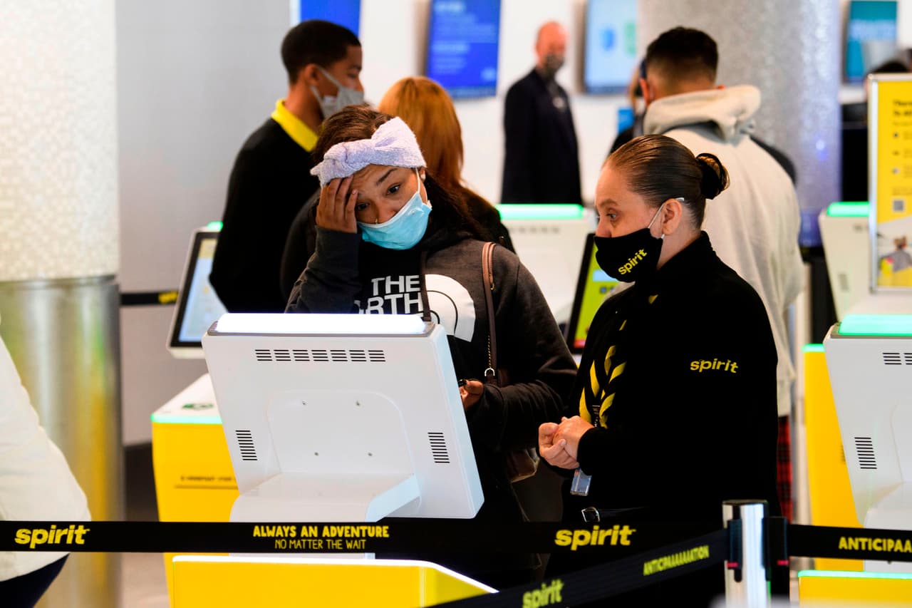Por lo tanto, todas las personas que lleguen a la ciudad deben llenar un formulario electrónico en el cual se comprometen a seguir las medidas de seguridad para evitar contagios. El alcalde de 
<a href="https://www.univision.com/local/los-angeles-kmex/">Los Ángeles</a>, Eric Garcetti, anunció multas de 500 dólares para los viajeros del feriado de Acción de Gracias que no cumplan con la forma de compromiso de cuarentena debido al 
<a href="https://www.univision.com/local/los-angeles-kmex/coronavirus/mapa-coronavirus">coronavirus</a>.