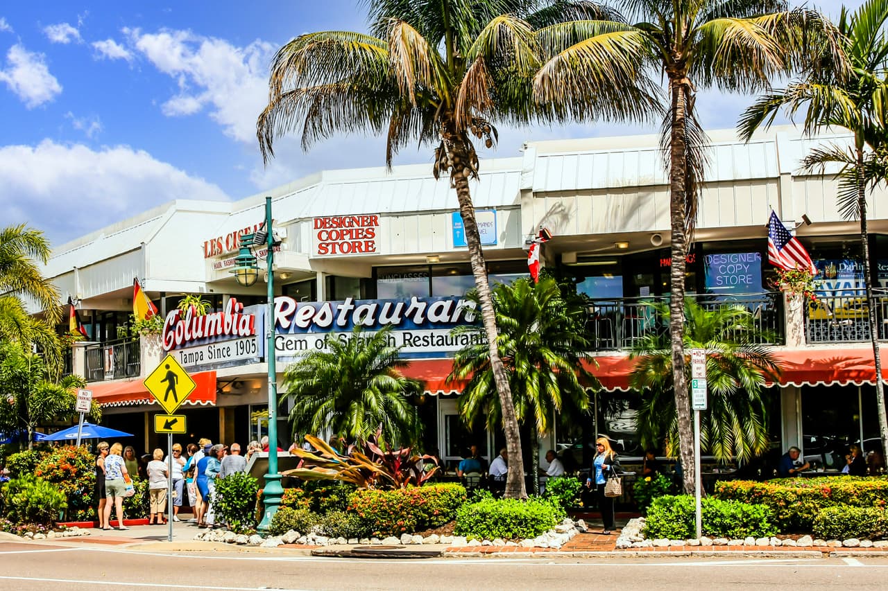 <b>Puesto 2. Sarasota, Florida.</b>
<br>
<br>Población del área metropolitana: 803,709 habitantes.
<br>
<br>Precio promedio de la vivienda: 387,630 dólares.
<br>
<br>Salario promedio anual: 46,040 dólares
<br>
<br>Migración neta entre 2015 y 2019: 11.22%.
<br>
<br>La edad promedio en esta ciudad es de más de 52 años, lo que confirma que es un destino particularmente atractivo para los jubilados. Sarasota obtuvo el primer puesto en el ranking de mejores lugares para retirarse en 2021 que realizó US News & World Report.
<br>
