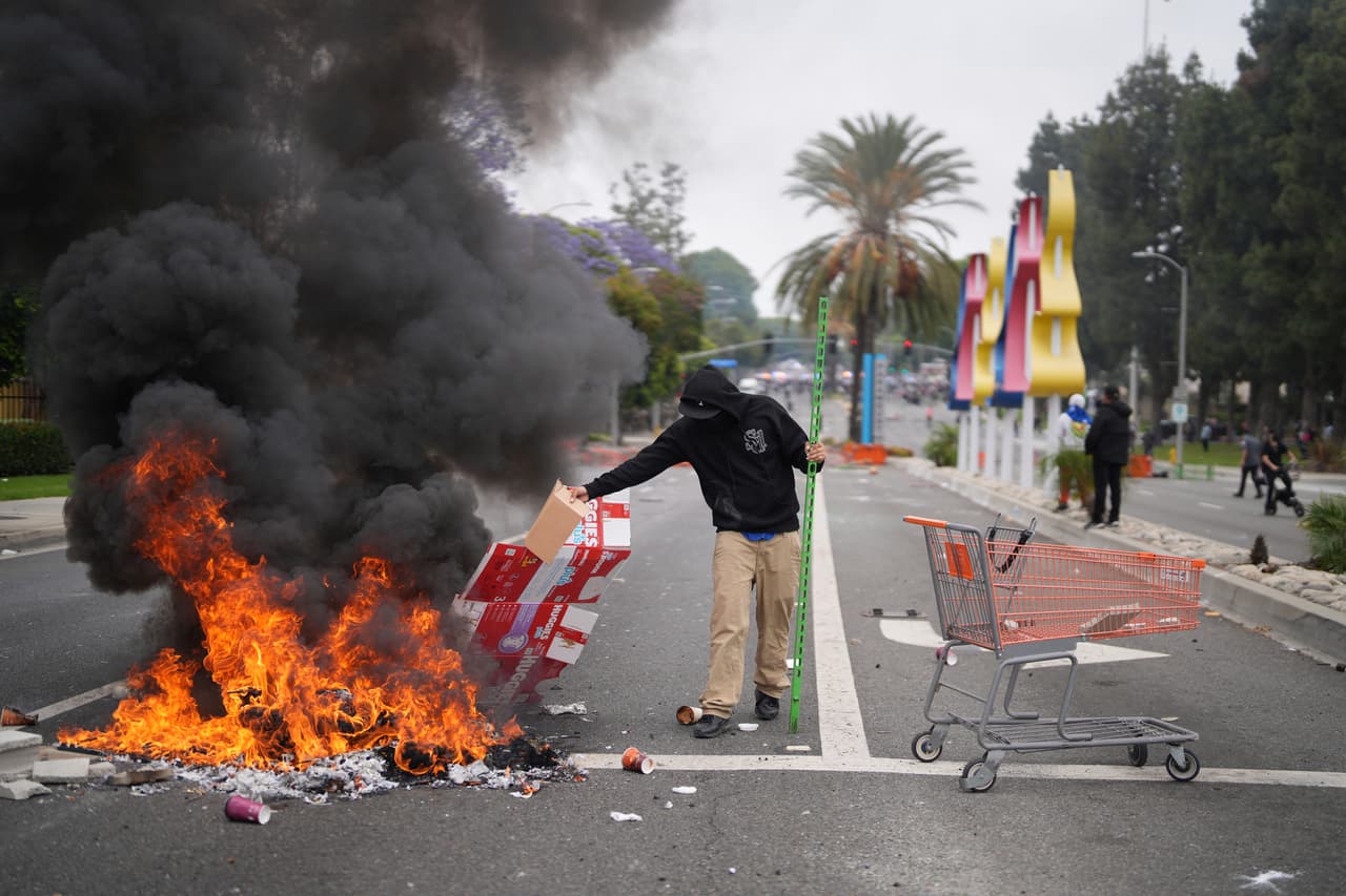 Las tensiones aumentaron conforme avanzó la mañana. 
<br>
<br>Agentes federales, con el rostro cubierto, 
<b>lanzaron bombas de humo</b>, mientras los manifestantes respondían con actos similares. 
<br>
<br>La escena terminó con los agentes formando una línea de escaramuza frente a los manifestantes.
<br>
<br>(AP Photo/Eric Thayer)