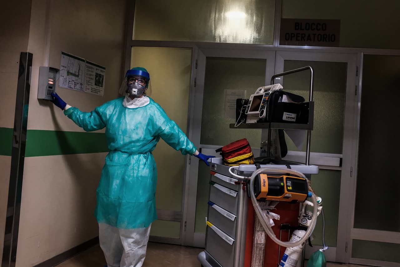 Una enfermera en plena faena el 11 de marzo, cuando Italia ya era considerado el país más afectado por la propagación del coronavirus. Entre una y otra tarea en el hospital, Miranda documentó el día a día de los trabajadores sanitarios, agotados ante la pandemia.