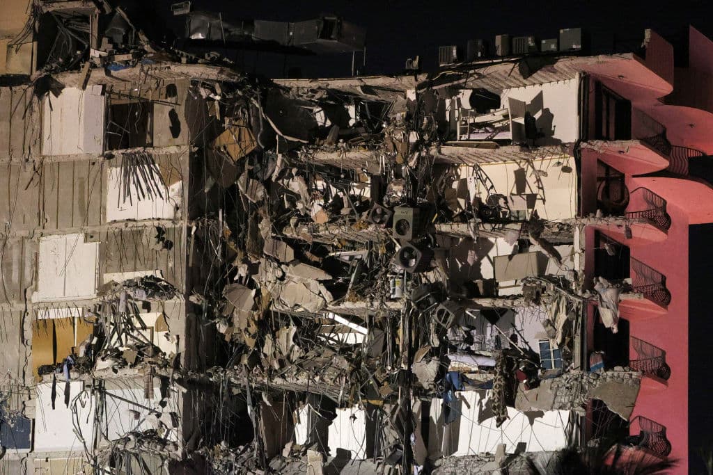 Armando Roig, quien vive al lado del edificio colapsado, dijo a 
<a href="https://www.univision.com/local/miami-wltv" target="_blank">Univision Noticias 23</a> que 
<b>"era como si estuvieran cayendo piedras y después empezaron a caer chispas desde la pared y se fue la corriente"</b>.