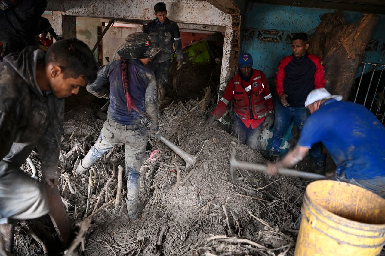 En tanto, la gobernadora del estado de Aragua, Karina Carpio, indicó que la corriente de las aguas “afectó de manera terrible” a 21 sectores de Las Tejerías, capital del municipio Santos Michelena, que cuenta con unos 54,000 habitantes.