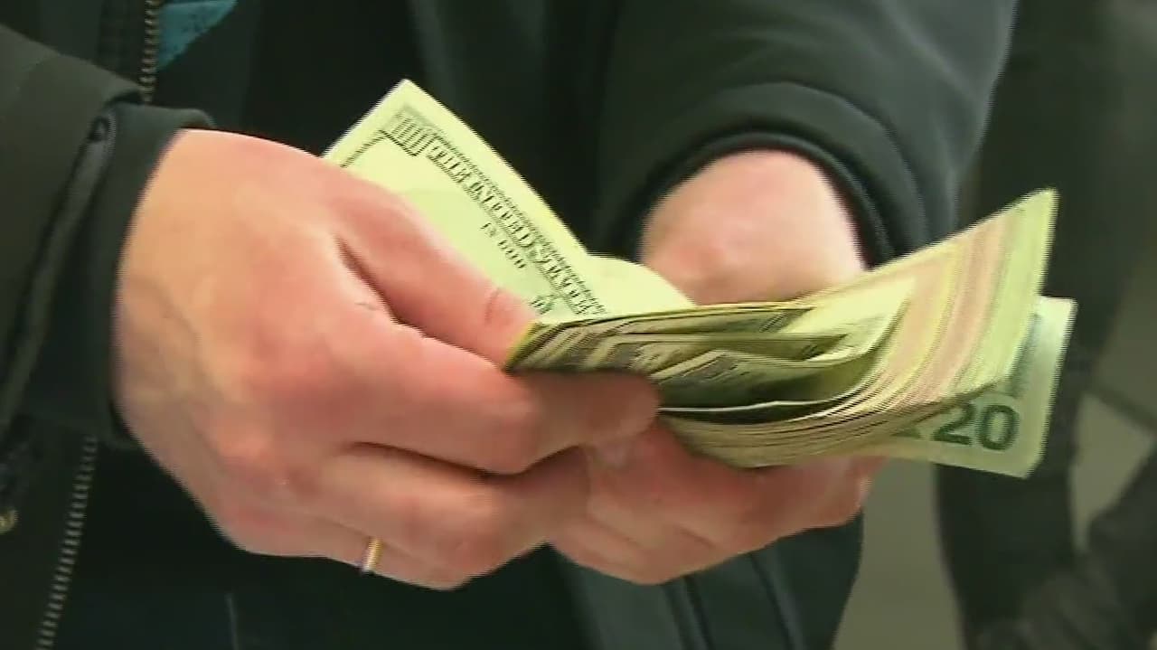 Estos montos se asignarán de acuerdo con tres criterios:
<br>
<br>
<b>Personas que ganen hasta $75,000 al año</b> recibiría un reembolso de $350, que aumentaría a $700 para parejas que ganan hasta $150,000. En caso de tener un dependiente económico recibirían un pago adicional de $350, para un 
<b>máximo de $1,050</b>.