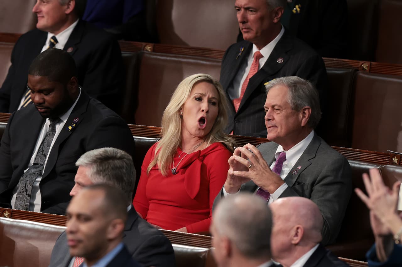 Biden hizo referencia a la histórica inflación que se ha registrado en las últimas semanas. Indicó que para combatir el alza de los precios, apostará por reducir los costos y no los salarios de los estadounidenses. En la fotografía la representante republicana Marjorie Taylor Greene, en uno de los momentos que Biden fue interrumpido por congresistas opositores.