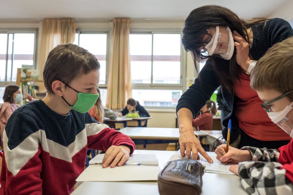 En este grupo entra el personal de las escuelas y centros educativos, así como empleados de industrias indispensables.