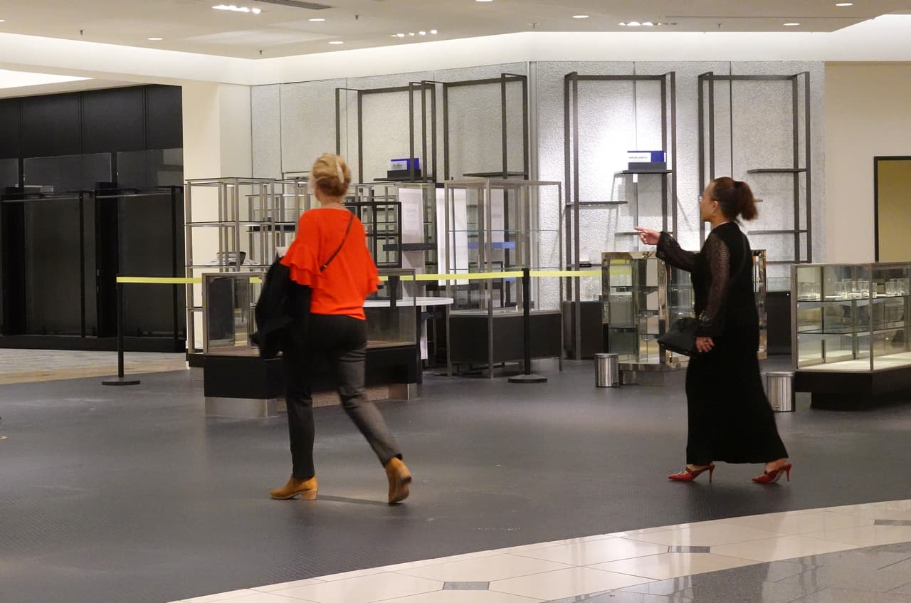 El cierre de Nordstrom resalta los cambios en los hábitos de compra de la generación joven, quienes buscan experiencias novedosas en el centro de la ciudad.
<br>