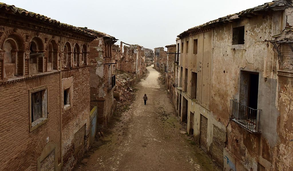 <b>Belchite, España. </b>Durante la 'Batalla de Belchite', en la Guerra Civil española, una serie de operaciones militares enfrentaron a republicanos españoles y a las fuerzas de Francisco Franco entre el 24 de agosto y el 7 de septiembre de 1937. El pequeño pueblo de Belchite, a 24 millas (unos 40 km) al sureste de Zaragoza, y sus alrededores quedaron devastados. Después de la batalla, Franco ordenó que las ruinas se dejaran intactas como un "monumento" de guerra.