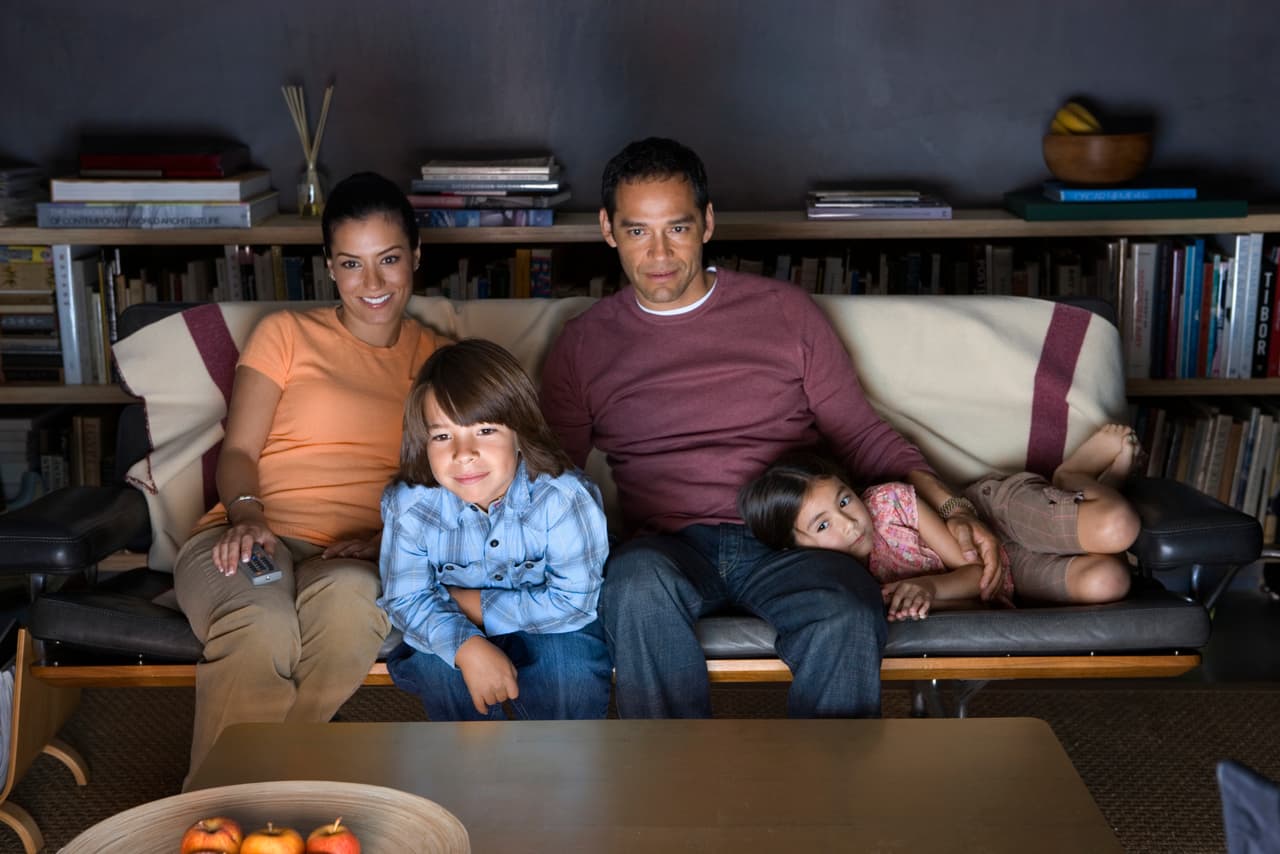 Disfruta en casa con familia de sus películas y programas favoritos. [Fuente CDC]
<br>