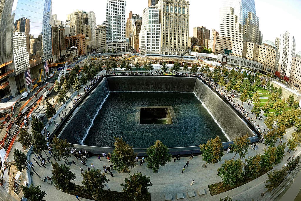 Donde estuvieron las torres gemelas, se construyó el 
<a href="https://www.univision.com/local/nueva-york-wxtv/el-museo-y-memorial-septiembre-once-es-un-sitio-que-no-te-puedes-perder" target="_blank">Museo y Memorial 09/11</a>. Un sitio que conjuga la historia con el calor humano de sus víctimas. Su parte principal son dos enormes fuentes en donde caen enormes cascadas de agua, 
<b>como simbolizando las vidas que, aunque se fueron, siempre están latentes en el corazón de Nueva York, que no las olvida. </b>