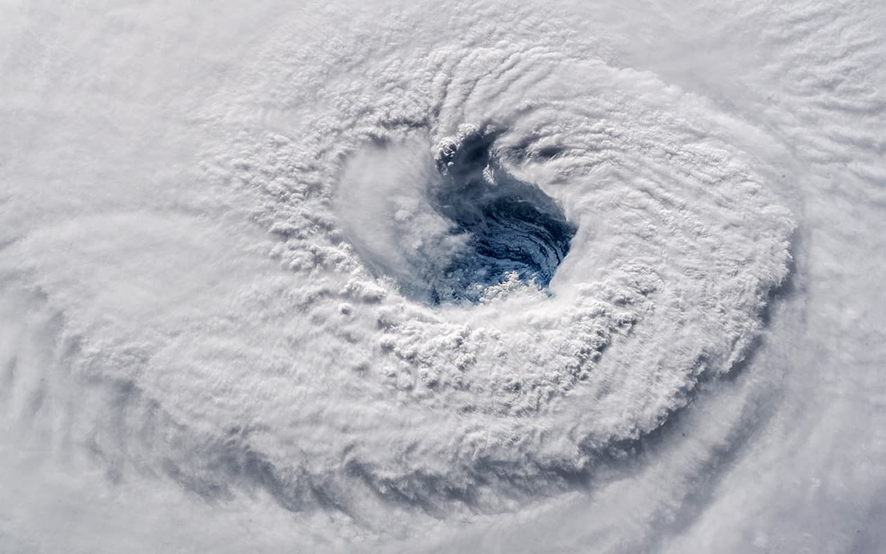 <b>Impresionantes y aterradoras vistas del huracán Florence. </b>El centro de la tormenta estaba a 435 millas (700 kilómetros) al sureste de Wilmington, Carolina del Norte. Tenía entonces vientos sostenidos de 125 millas (205 kilómetros) por hora.
<b> Temprano el 12 de septiembre de 2018, el astronauta Alex Gerst tomó esta fotografía del ojo de Florence desde la Estación Espacial Internacional.</b> 
<br>
<br>
<br>