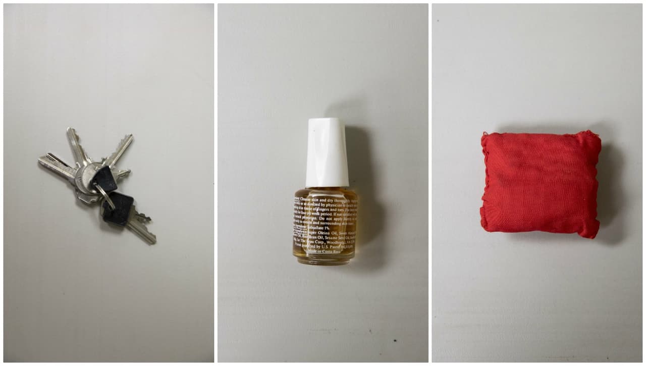 Las llaves, un esmalte de uñas, que cambió de color con el paso de los años, y una almohadilla roja quedaron en el bolso.