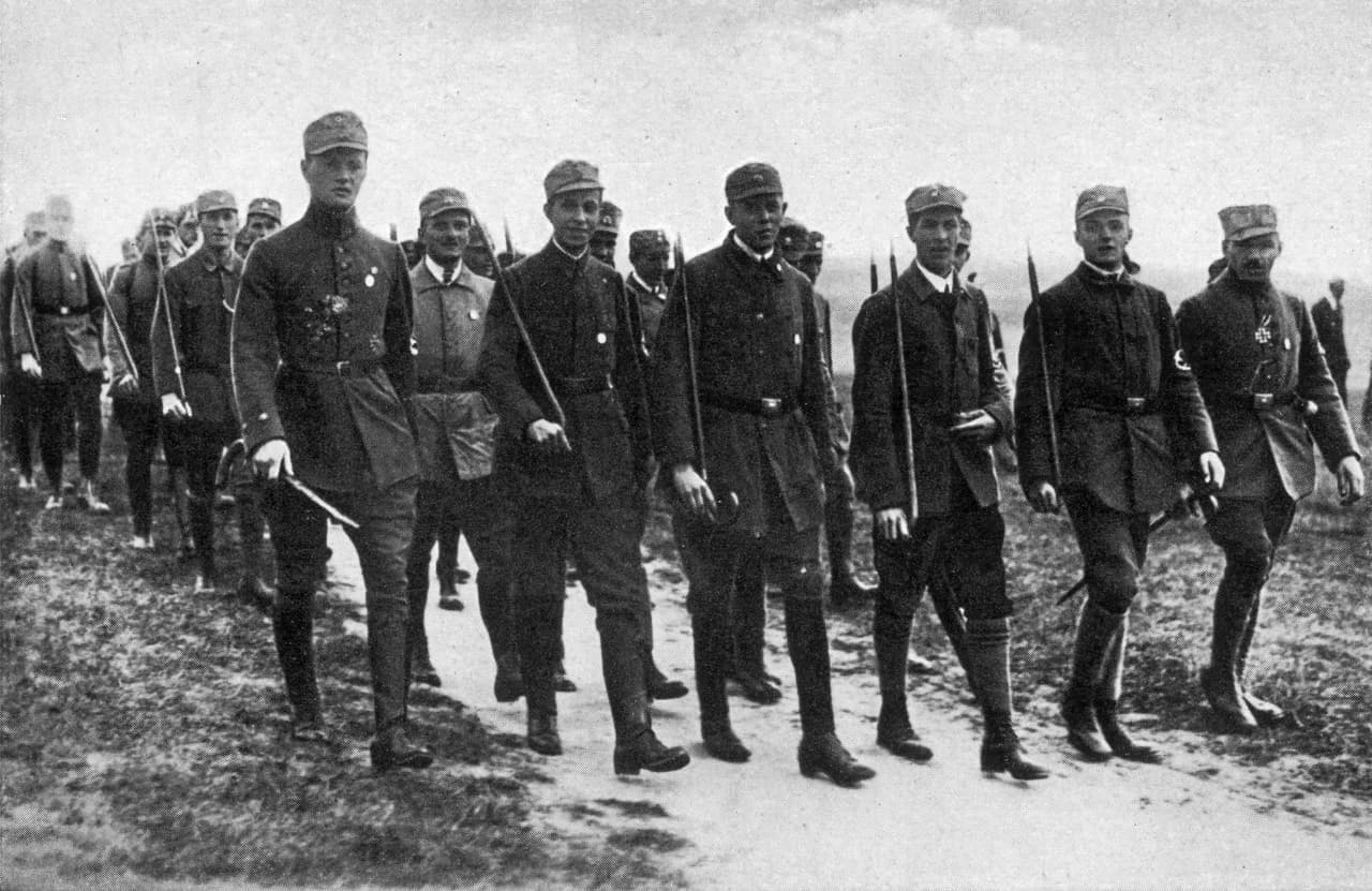 <b>Se vuelve estratégico en la Segunda Guerra Mundial</b>
<br>Desde los primeros años de la Segunda Guerra Mundial se registraron importantes evidencias del uso del sonido con el fin de atacar la psicología de sus enemigos. Entre los militares estadounidenses se suele hacer 
<a href="https://www.amazon.com/Ghost-Army-World-War-Top-Secret/dp/1616893184">referencia a la “Armada Fantasma”, </a>que era un grupo de ingenieros de radio y de sonido a los que se les asignó la fabricación de sonidos de tropas marchando, tanques avanzando y aviones aterrizando con el fin de engañar a los enemigos y doblegar su moral.