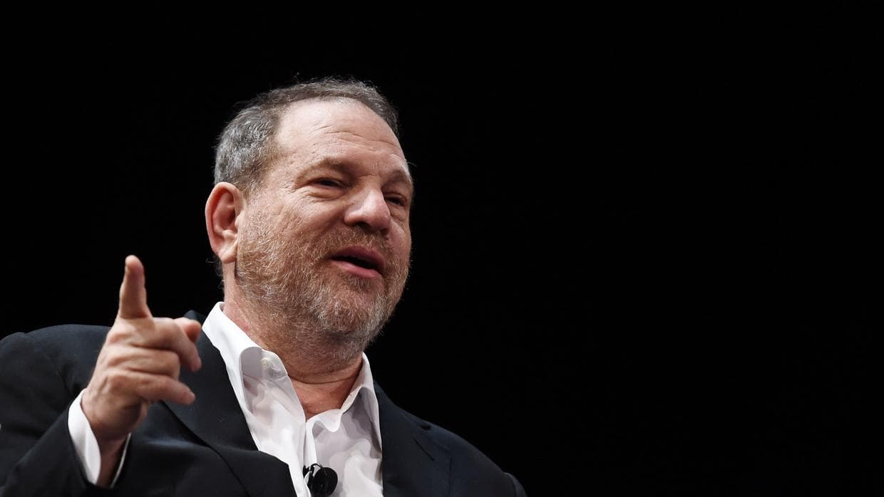 Una exasistente de Weinstein demanda al productor por dictar emails desnudo y obligarla a limpiar su semen
