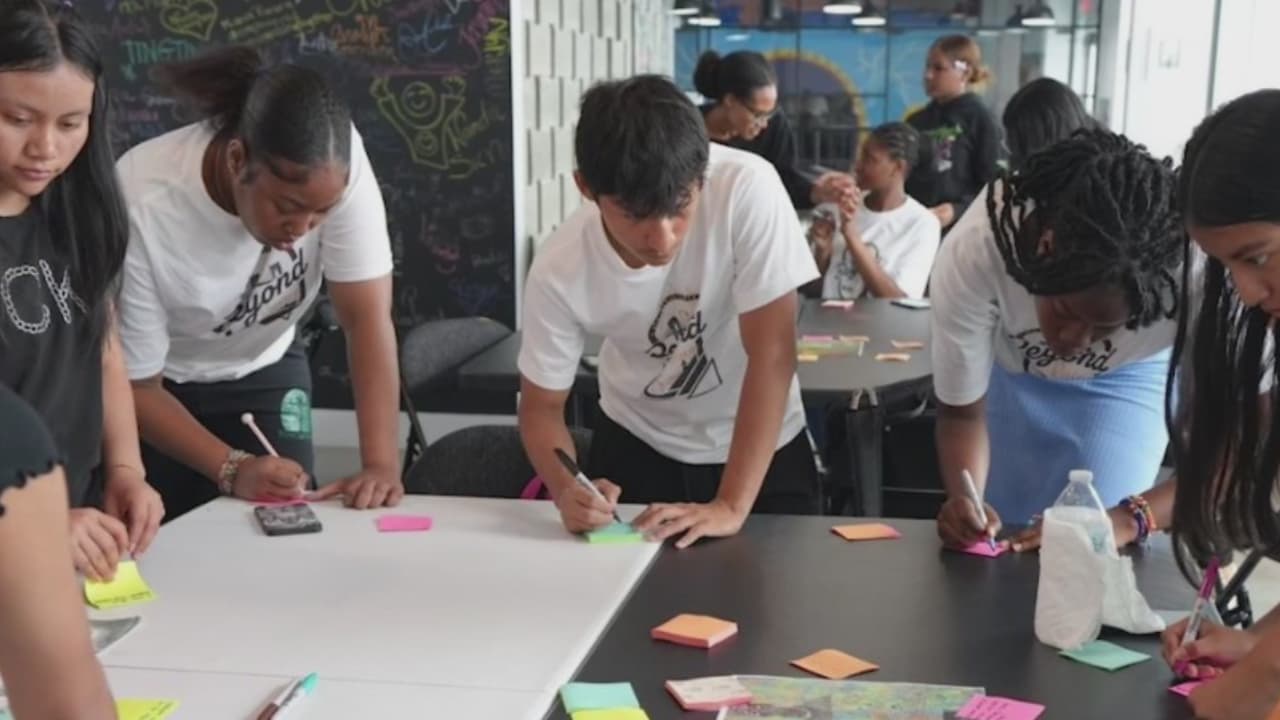 A través del sitio 
<b><a href="https://cityjobs.nyc.gov/" target="_blank">Jobs NYC</a></b>, la Ciudad de Nueva York ofrece 
<b>una plataforma de búsqueda de empleo, además de que otorga la oportunidad a las personas de inscribirse a cursos de capacitación</b>. Los cursos son variados e impartidos por diferentes organizaciones. 
<a href="https://www.univision.com/local/nueva-york-wxtv/ofrecen-capacitaciones-gratuitas-oficios-nueva-york" target="_blank">Entérate de más</a>.
