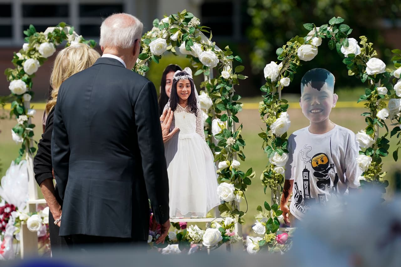 La primera parada de los Biden fue la Escuela Primaria Robb.
