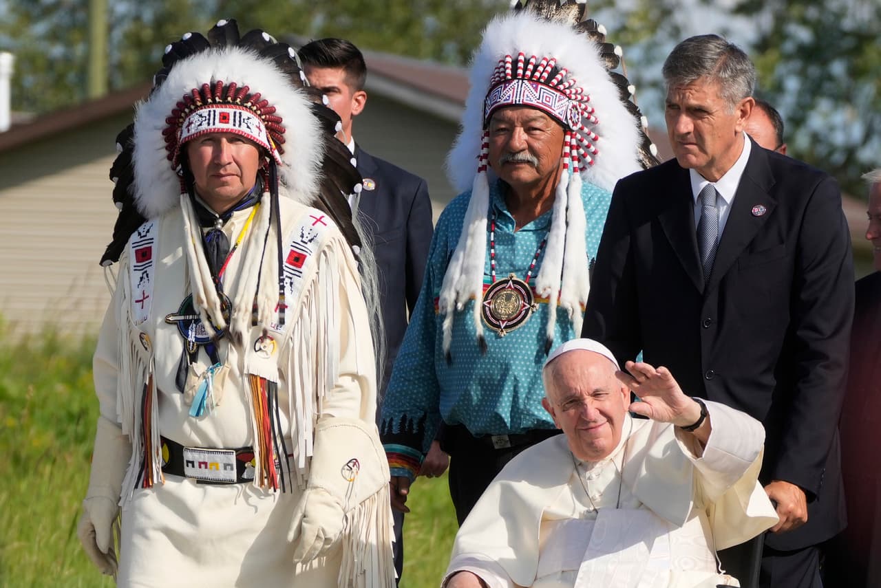 <b>26 de julio de 2022</b> - Desde un antiguo internado católico en Canadá, Francisco se disculpó con los pueblos indígenas por la "catastrófica" y "malvada" política de asimilarlos por la fuerza en la sociedad cristiana. Su gira de disculpas por Canadá siguió a un 
<i>mea culpa</i> de 2015 en Bolivia por los “pecados, ofensas y crímenes” de la conquista de las Américas en la era colonial europea.
