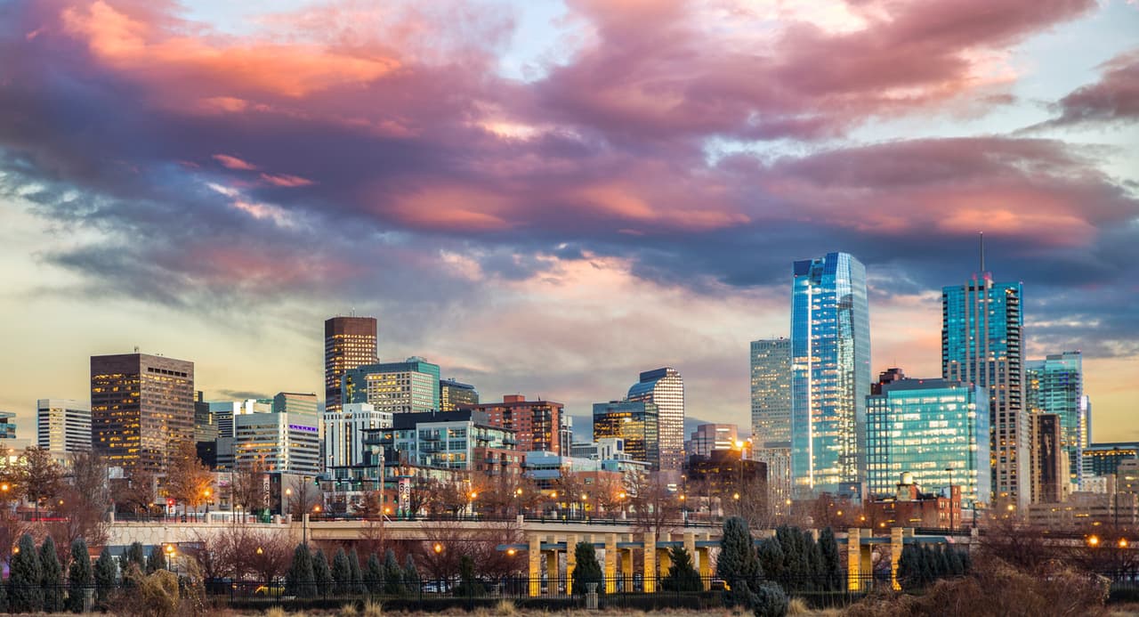 <b>Puesto 12 de las ciudades donde el salario rinde más | Denver, Colorado</b>
<br>
<br>🔘 El ingreso promedio anual de un hogar en esa ciudad es de $72,661.
<br>🔘 Los cheques que recibe un hogar quincenalmente ascienden a $2,795.
<br>🔘 El monto de cubrir las necesidades básicas es de $1,251.
<br>🔘 Por ello, sobran $1,544 de cada cheque.