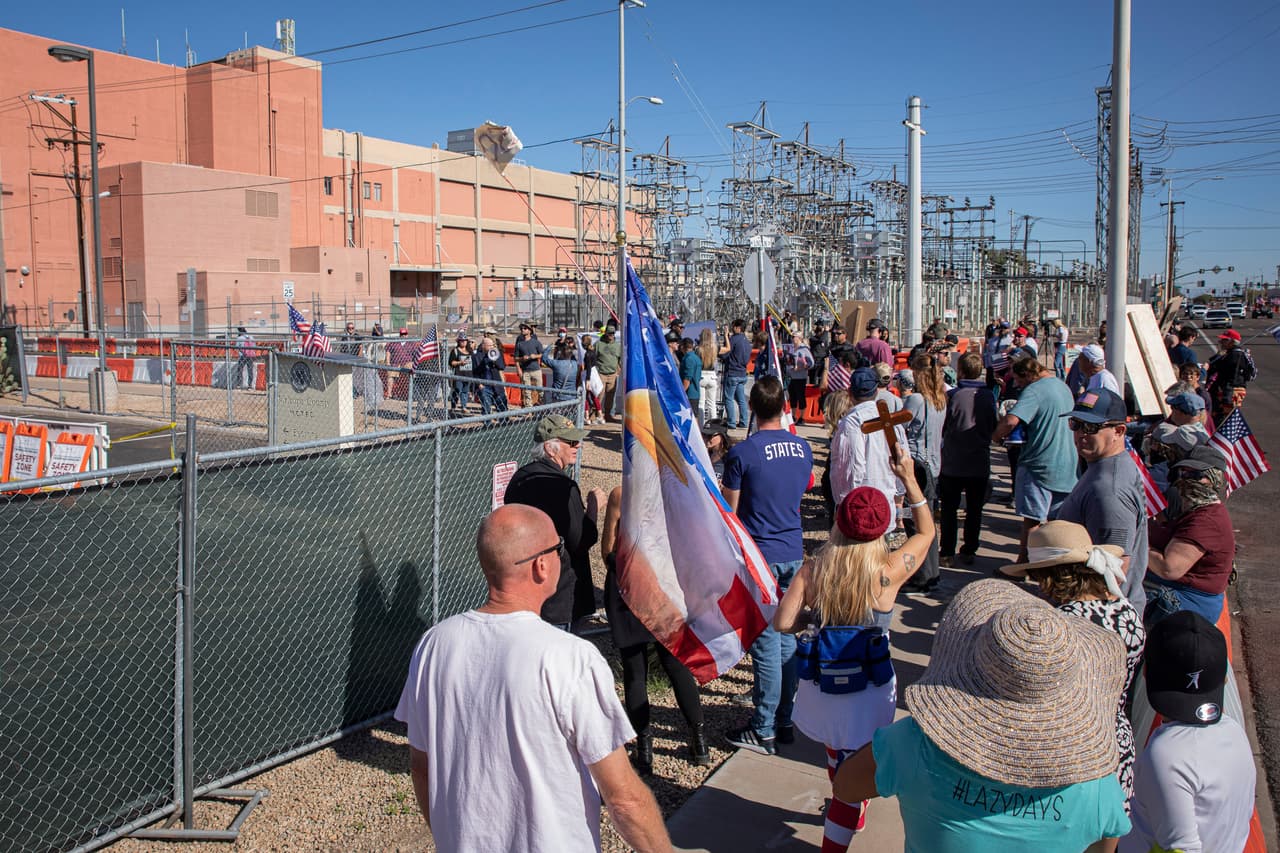 Este sábado en la mañana, republicanos seguidores de la candidata a la gobernación Kari Lake, llegaron la oficina de registro del condado Maricopa, con cartele y banderas, protestaron para expresar su inconformidad con el conteo de votos. Lake ha afirmado que ha sido lento, mientras funcionarios del condado han dijo que desde la campaña dijeron que se iban a tardar para asegurar que el proceso se hiciera correctamente.