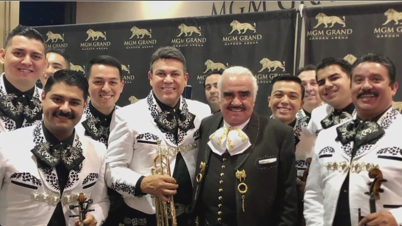 José Hernández, director musical del Mariachi Sol de México, contó que le dio mucha tristeza al enterarse de la muerte de ‘Chente’, con quien tuvo la oportunidad de compartir en varias ocasiones. “Él para nosotros fue un gran amigo y también un gran maestro”, señaló Hernández
