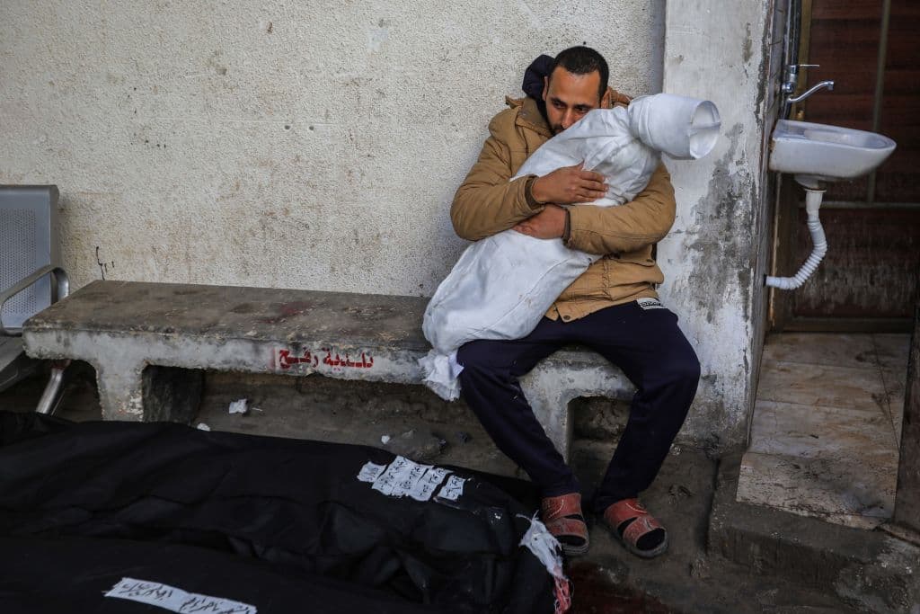 Un hombre abraza a su niño tras recibir su cadáver luego de que muriera en un ataque israelí el 21 de febrero de 2024 en Rafah, Gaza. 
<a href="https://www.univision.com/noticias/mientras-ninos-y-mujeres-dormian-israel-bombardea-una-escuela-de-la-onu-que-servia-de-refugio-video">Rafah, en el sur de Gaza, se refugiaban 1.4 millones de palestinos desplazados por la guerra.</a>